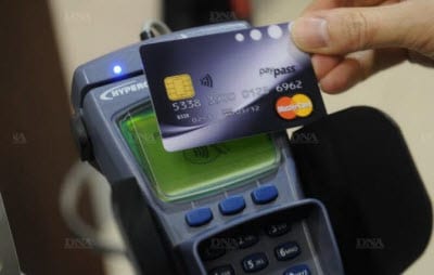 Une carte bancaire NFC